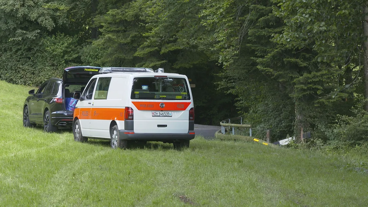 Ein Motorradfahrer stürzte rund 15 Meter in die Tiefe.